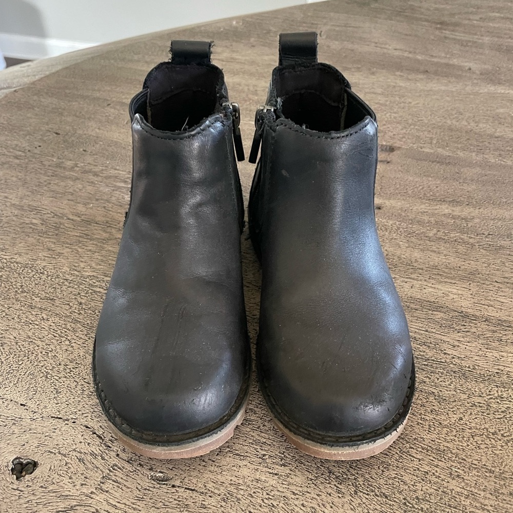 Adorable great condition toddler black Ugg boots size 10
